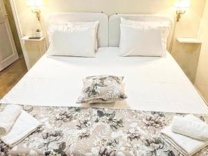 Кровать или кровати в номере Liston Suites Anastasia