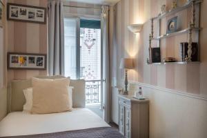 een slaapkamer met een bed en een raam bij Hôtel de l'Avre in Parijs