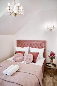 Złota Nuta Villa في ميكووايكي: غرفة نوم بسرير كبير عليها مخدات