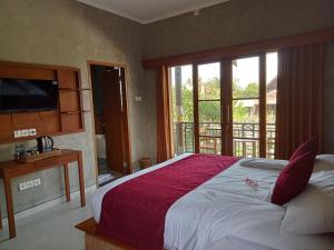 a bedroom with a large bed and a large window at Araya villa saba in Saba
