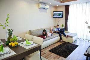 A television and/or entertainment centre at Németh Apartmanok