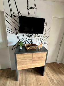 a tv on top of a dresser in a room at Villa Family Grand de Luxe Mobilhome in Selce