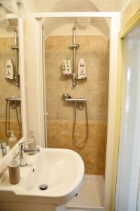 een badkamer met een wastafel en een douche bij Casa Fortuna in Cisternino
