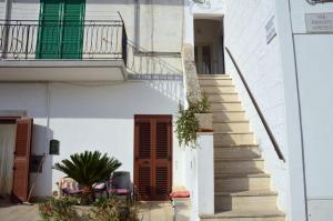 een trap naar een wit gebouw met een trap bij Casa Fortuna in Cisternino