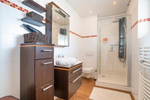 ハノーファーにあるStylish 2 Room Maisonette Hannover - Contactless Check-Inの洗面台とトイレ付きのバスルーム +28枚の写真