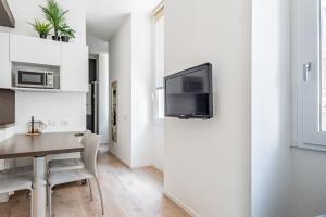 A television and/or entertainment centre at Amazing flat in Duomo by Easylife
