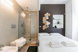 A bathroom at Amazing flat in Duomo by Easylife