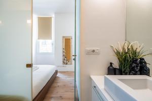 A bed or beds in a room at Amazing flat in Duomo by Easylife