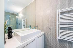 A bathroom at Amazing flat in Duomo by Easylife
