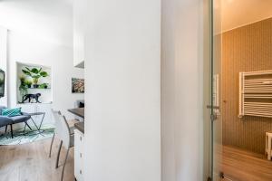 Pokój ze stołem i jadalnią w obiekcie Amazing flat in Duomo by Easylife w Mediolanie +17 zdjęć