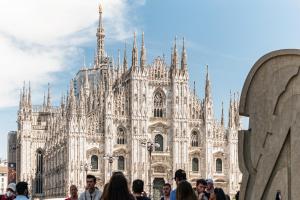 grupa ludzi stojących przed katedrą w obiekcie Amazing flat in Duomo by Easylife w Mediolanie