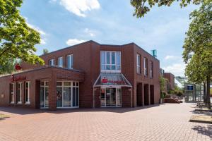 ハノーファーにあるStylish 2 Room Maisonette Hannover - Contactless Check-Inの赤レンガ造りのレンガ造りの建物