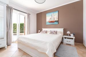 Postel nebo postele na pokoji v ubytování Villa Kala-luxury villa, heated pool in a quiet area - by TRAVELER tourist agency Krk + 37 fotografií