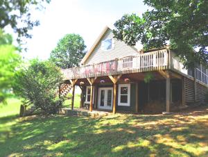 una casa con terraza encima en LAKEFRONT Home at Lake Chickamauga! Walk to the Marina!, en Dayton