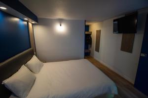 Postel nebo postele na pokoji v ubytování Hotel RBX - Roubaix Centre