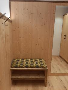una panchina in una stanza con pareti in legno di Ladinser Hof Kuschelecke a Castelrotto Altre 7 foto