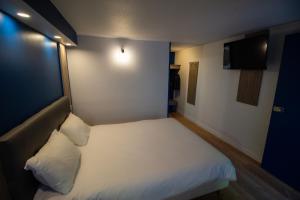 Postel nebo postele na pokoji v ubytování Hotel RBX - Roubaix Centre