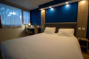 Postel nebo postele na pokoji v ubytování Hotel RBX - Roubaix Centre