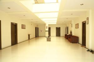 an empty hallway of a building with a large ceiling at HOTEL SAI PASO in Shirdi