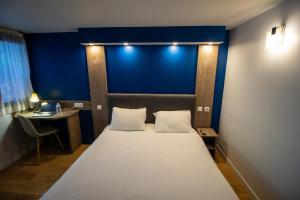 Postel nebo postele na pokoji v ubytování Hotel RBX - Roubaix Centre