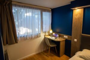 Postel nebo postele na pokoji v ubytování Hotel RBX - Roubaix Centre
