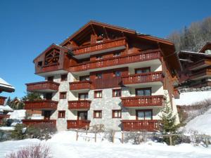 a large building with snow in front of it at Appartement Méribel, 3 pièces, 6 personnes - FR-1-411-160 in Les Allues