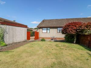 a house with a yard in front of it at 48 Edenbank Road in Cupar