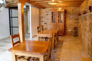 uma sala de jantar com uma mesa de madeira e cadeiras em Casa de Miranda em Ézaro