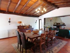 una sala da pranzo con tavolo e sedie in legno di Gerês - Refúgio das Laranjeiras a Geres