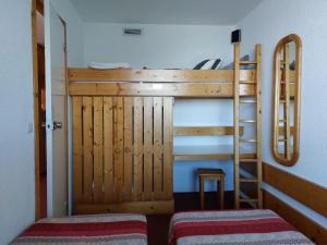 2 Etagenbetten in einem Zimmer mit einer Leiter in der Unterkunft Appartement Les Arcs 1800, 2 pièces, 5 personnes - FR-1-411-596 in Arc 1800