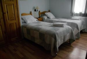 a room with two beds with towels on them at Hotel Saueth in Tredós