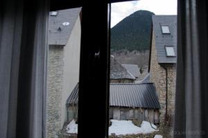 a view from a window with snow on the ground at Hotel Saueth in Tredós