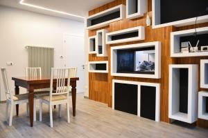 a dining room with a table and some white shelves at Agriturismo L'Arte del Verde in Amelia