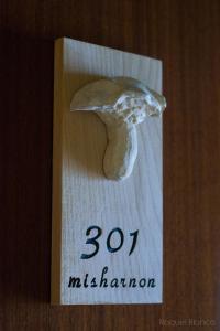 a figurine of a bird on a sign with the number at Hotel Saueth in Tredós