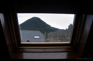 a window with a view of a mountain at Hotel Saueth in Tredós