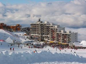 eine Gruppe von Menschen im Schnee vor einem Hotel in der Unterkunft Appartement Les Adrets-Prapoutel, 2 pièces, 5 personnes - FR-1-557-105 in Les Adrets