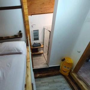 Habitación pequeña con cama y TV. en KALMul naturii, iureșul pădurii, en Firiza-de-Jos