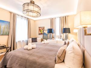 a bedroom with a large bed with a large window at Ostseeresidenz Angelika mit Terrasse und Meerblick in Sassnitz