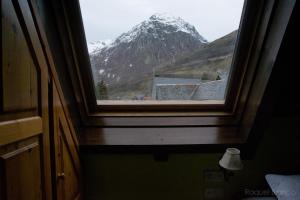 a window with a view of a snow covered mountain at Hotel Saueth in Tredós