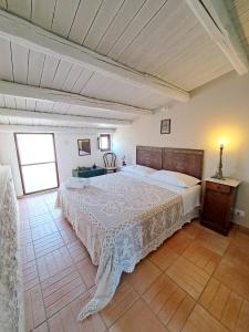 - une chambre avec un grand lit dans l'établissement Masseria Boscorotondo, à Scicli