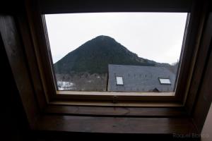a window with a view of a mountain at Hotel Saueth in Tredós