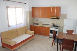 una cocina con sofá y mesa. en Bledi's Comfy Apartment in New Blvd / Free Parking, en Tirana