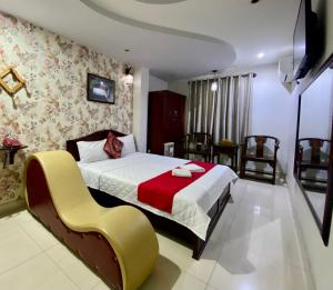 um quarto com uma cama com um cobertor vermelho em Hotel Phương Nam em Ho Chi Minh