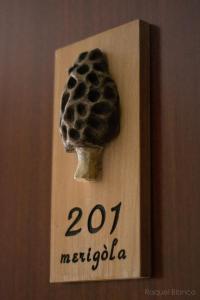 a switch with a fossil of a sea turtle on it at Hotel Saueth in Tredós