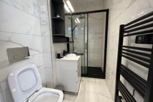 Kúpeľňa v ubytovaní Le tropical Piscine et terrasse Centre-Ville