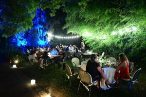 ポンテカニャーノにあるMasseria Casellaの夜の庭のテーブル席