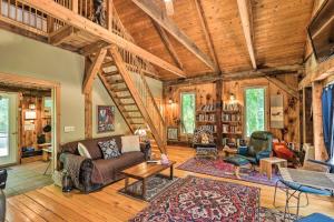 Ruang duduk di Pet-Friendly Leicester Mountain View Escape +35 gambar