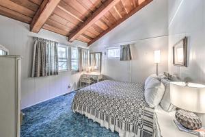 - une chambre avec un lit et un tapis bleu dans l'établissement Mid-Century Modern Ruidoso Cabin with Hot Tub!, à Ruidoso