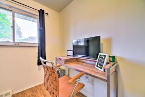 Camera con scrivania, TV e sedia. di Cozy Center Line Home with Fenced Yard and Office a Center Line