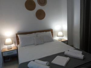 キニオンにあるMagnolia Sensesのベッドルーム(白い大型ベッド、ランプ2つ付)